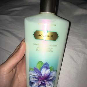 VICTORIA'S SECRET AQUA KISS BODY LOTION